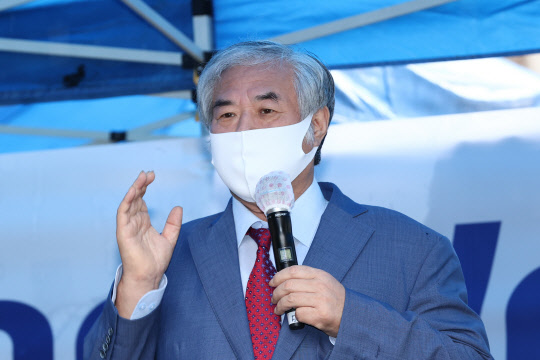 코로나19 치료를 받고 퇴원한 전광훈 목사가 2일 오전 서울 성북구 사랑제일교회 앞에서 기자회견을 하고 있다.   [연합뉴스]